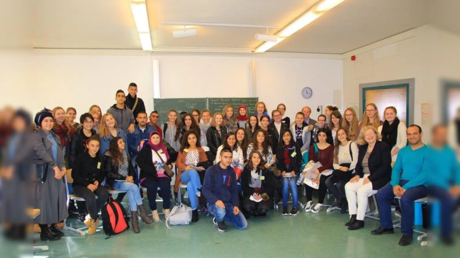 „Wir sehen, dass wir in unseren Vorstellungen, Wünschen und Lebenszielen gar nicht so weit voneinander entfernt sind.“ Gruppenleiter und Sozialarbeiter Saeed Diabat und Schulleiterin Ingrid Warmbein (v.r. sitzend) nach der offenen und herzlichen Gesprächsrunde im Bert-Brecht-Gymnasium mit Lehrern und Schülern sowie den Gästen aus Israel. (Foto: us)