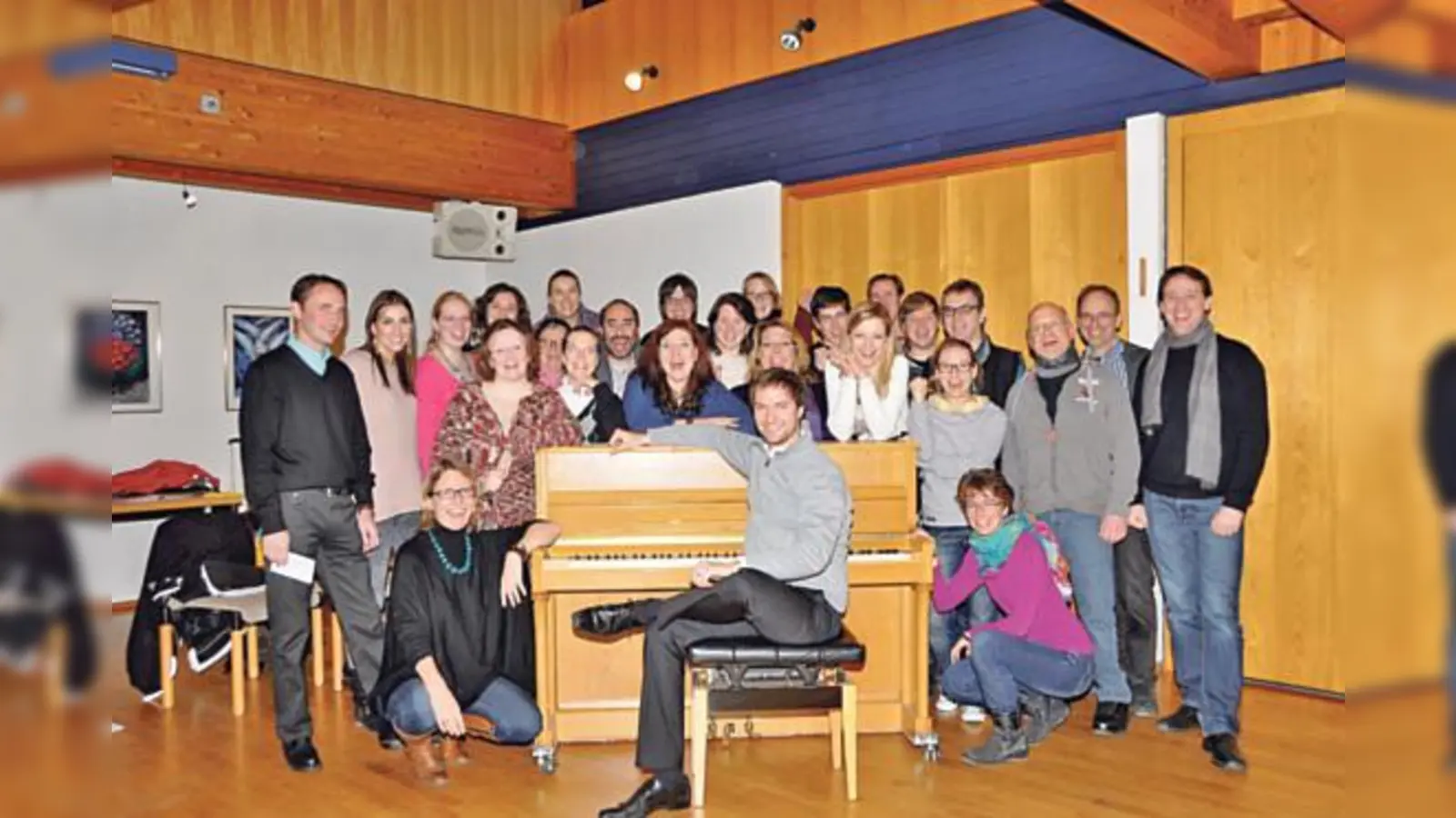 Immer erfolgreicher, immer in Bewegung: der Don Camillo Chor unter der  Leitung von Matthias Seitz (am Klavier).	 (Foto: Sybille Föll)