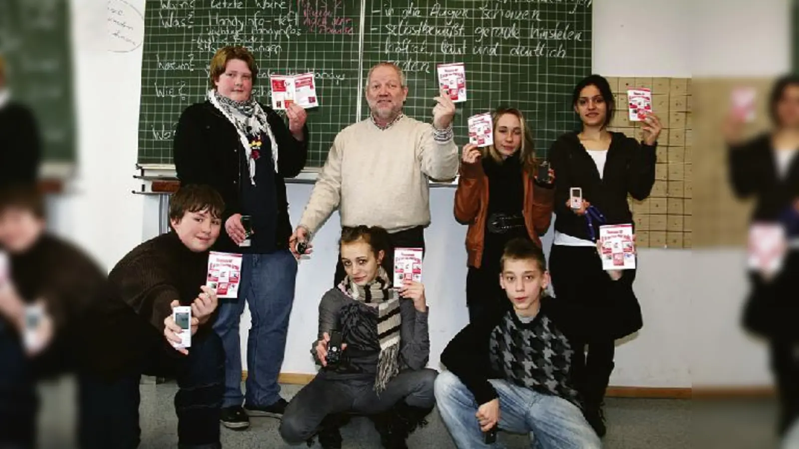 »Erst lesen, dann Handy einschalten«  Rektor Clemens Hauck ist stolz auf die Broschüre seiner Schüler, die ihm einige Achtklässler gezeigt haben.	  (Foto: em)