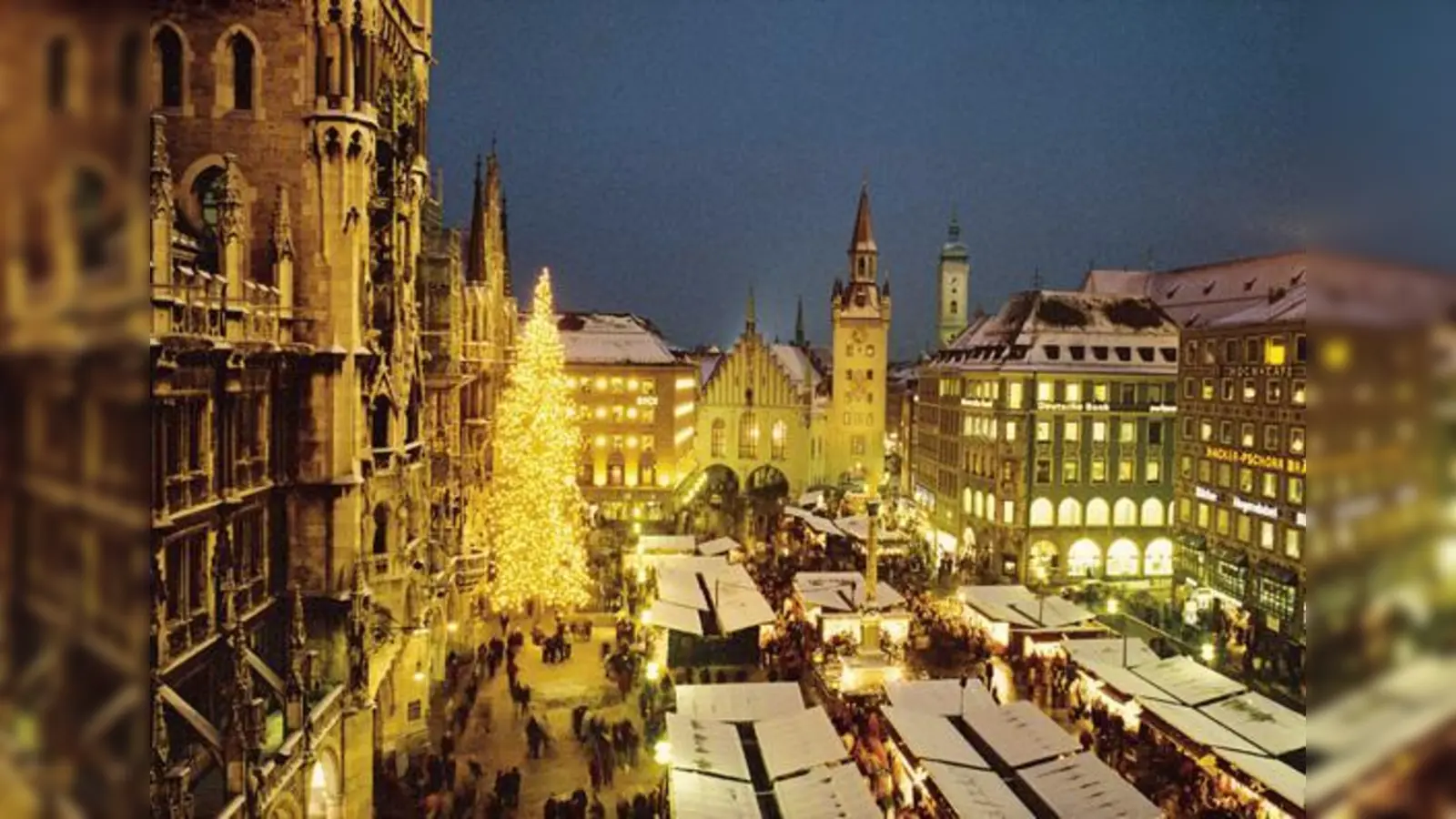 Ein Christkindlmarkt, wie man ihn sich vorstellt: beleuchtete Buden, ein strahlender Baum und Schnee auf den Dächern.	 (Foto: Fritz Witzig/München Tourismus)