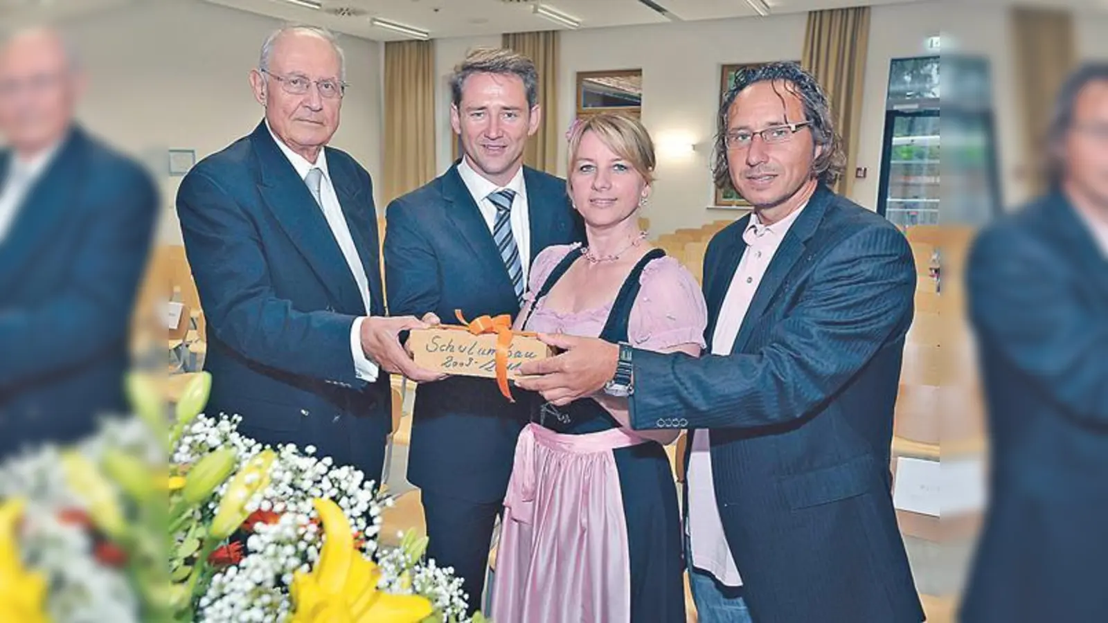 Freuten sich über die neue Schule: Ehrenbürger Franz Schubert, Bürgermeister Stefan Kern, Claudia Lehmann und Architekt Werner Zeitler.  (Foto: Schunk)