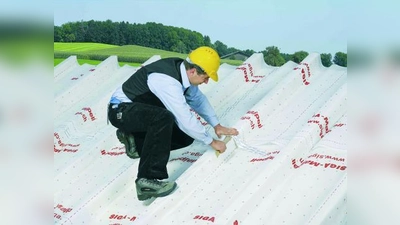 Wichtiges Detail bei der Dach-Modernisierung: Der Profi verwendet eine Dampfbremsbahn, die für die Sanierung von außen geeignet ist. (Foto: Siga)