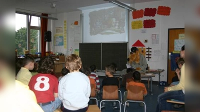 Geheimagent Morris alias Henra Dahlke liest den Kids der Jahrgangstufe zwei der Blumenauer Grundschule aus dem erfolgreichen Kinderbuch „Geheimagent Morris und das Geheimnis der alten Mühle” vor. (Foto: sk)