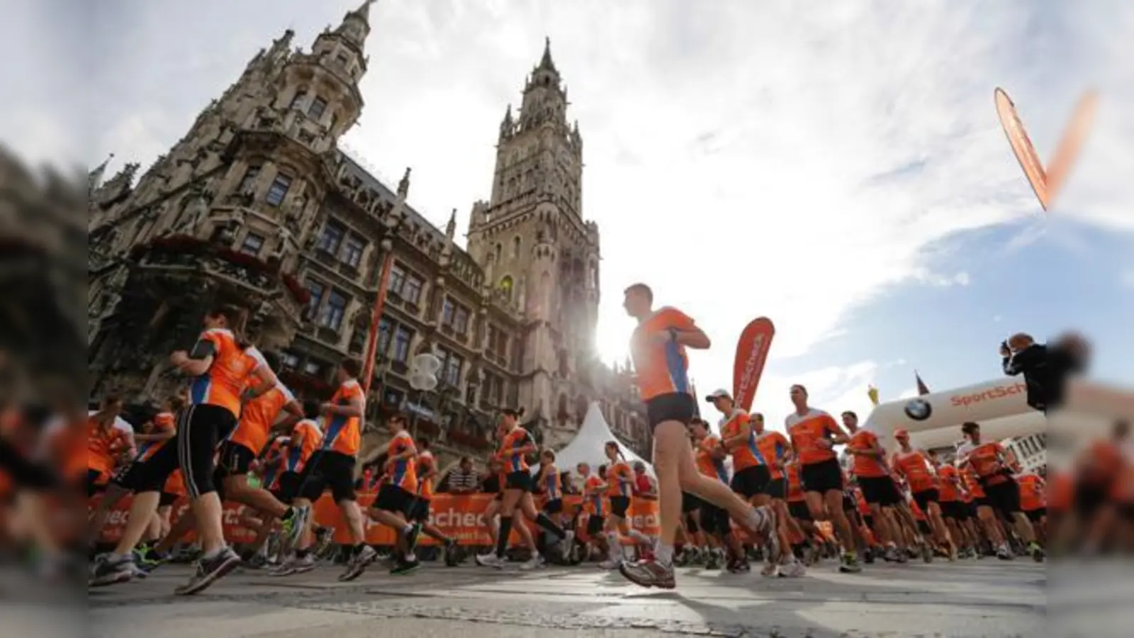 Start und Ziel beim Münchner Stadtlauf ist traditionell der Marienplatz. Von dort geht es über den Odeonsplatz in den Englischen Garten und zurück.	 (Foto: SportScheck/BMW)