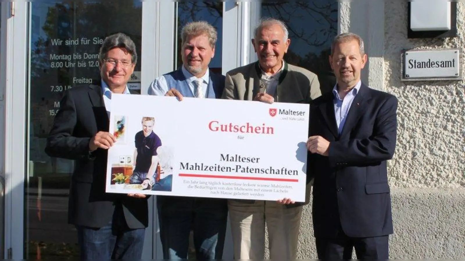 Engagieren sich gemeinsam gegen Altersarmut in Neuried (von links): Seniorenbeauftragter Andreas Kobza, Bürgermeister Harald Zipfel, Heinrich Mayer von der Nachbarschaftshilfe Neuried und Dieter Wünsche, Malteser Bezirksgeschäftsführer. (Foto: Gemeinde Neuried)