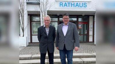 Bürgermeister Thomas Loderer (r.) und der Leiter des Umweltamtes Ottobrunn, Dr. Martin Thorn arbeiten daran, die Nutzung des Wertstoffhofes für die Ottobrunner dauerhaft zu sichern. (Foto: hw)