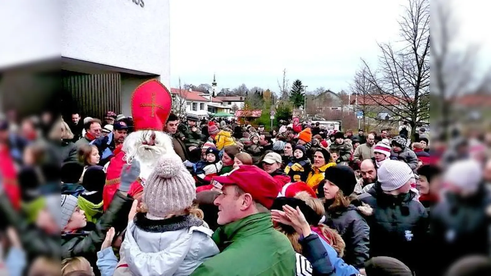 Großer Andrang herrscht, wenn der Nikolaus auf den  Weihnachtsmarkt kommt. 	 (Foto: Gemeinde Pliening)