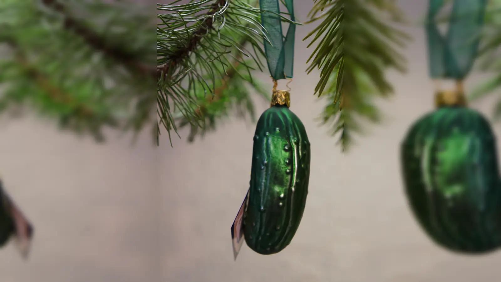 Warum nicht dieses Jahr einen neuen Brauch bei sich daheim einführen: Die Gurke will im Christbaum gut versteckt sein. Diese haben wir bei der Gärtnerei Bisle in Harlaching gefunden. 	 (Foto: hw)