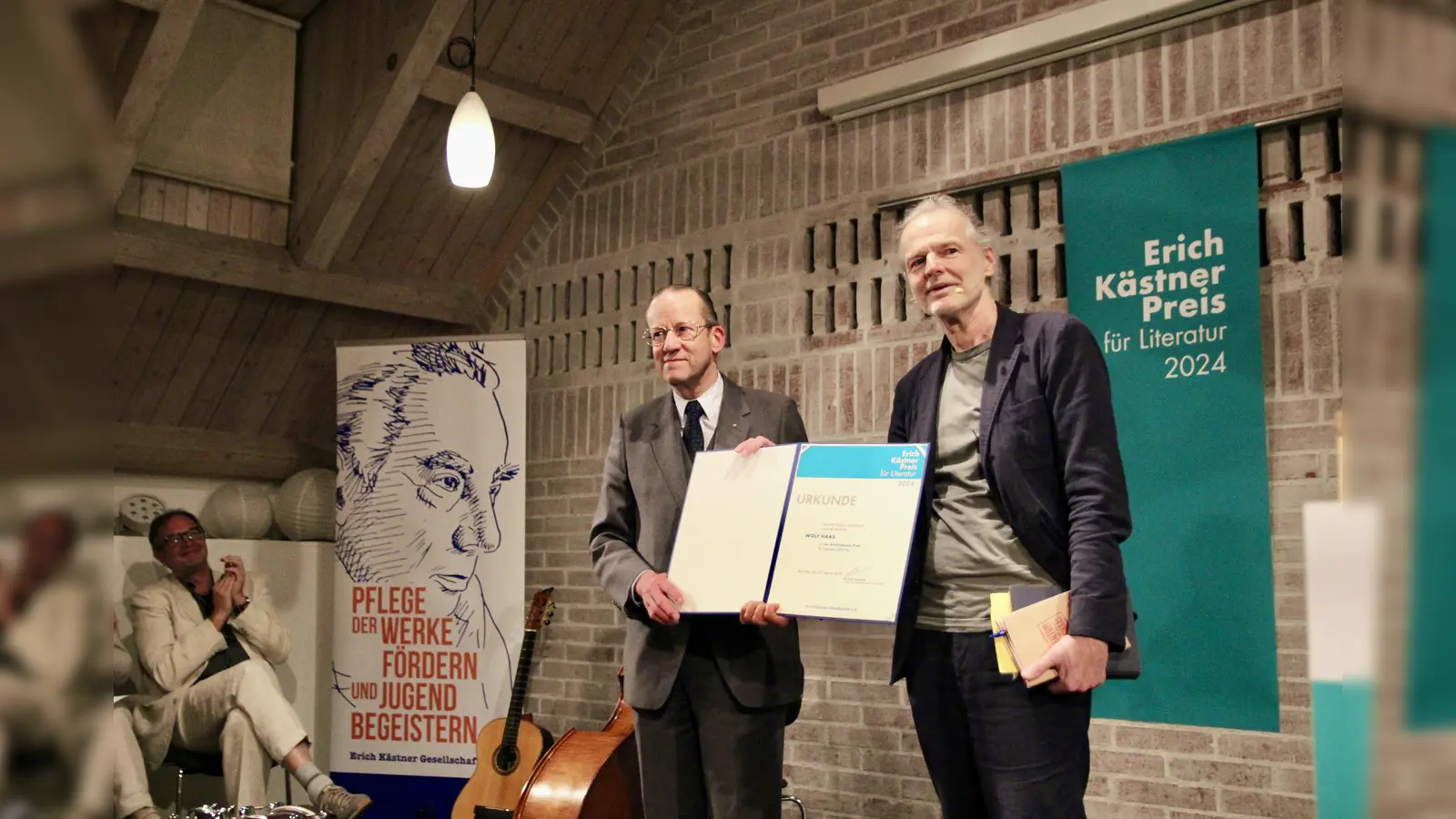 Johan Zonneveld (links) von der Erich Kästner Gesellschaft übergibt den Preis an Wolf Haas. (Foto: us)