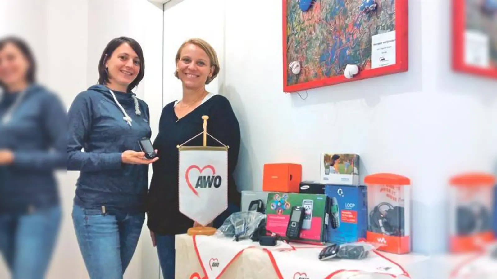 Veronika Meßner (l.), Leitung der AWO-NBH und Daphné Nagel, Mitarbeiterin der Wohnungsnotfallhilfe bei der Spendenübergabe.     	 (Foto: VA)