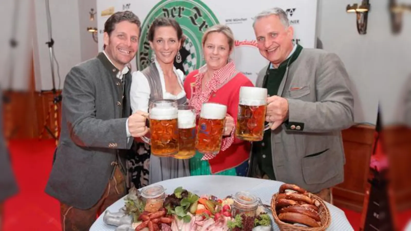 Philip Greffenius (li.), Christian Schottenhamel und ihrer Ehefrauen stoßen auf eine weitere erfolgreiche Nacht der Tracht an.	 (Foto: Veranstalter)