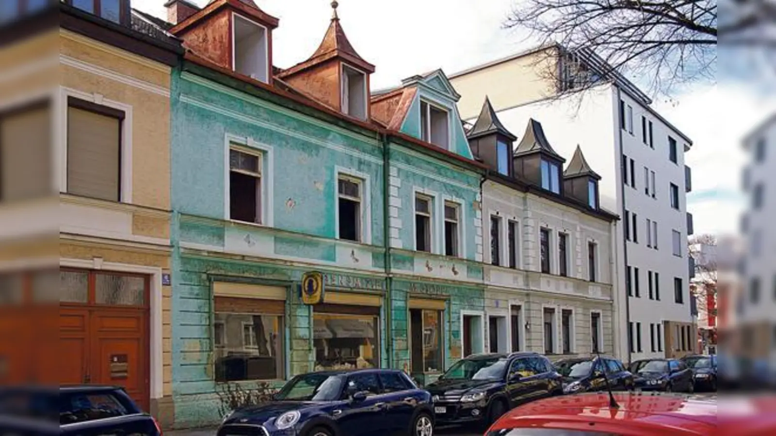 Der Denkmalstatus ist die Frage: Um die Häuserzeile in der Sailerstraße ist ein Streit entbrannt.  	 (Foto: Martin Schreck)