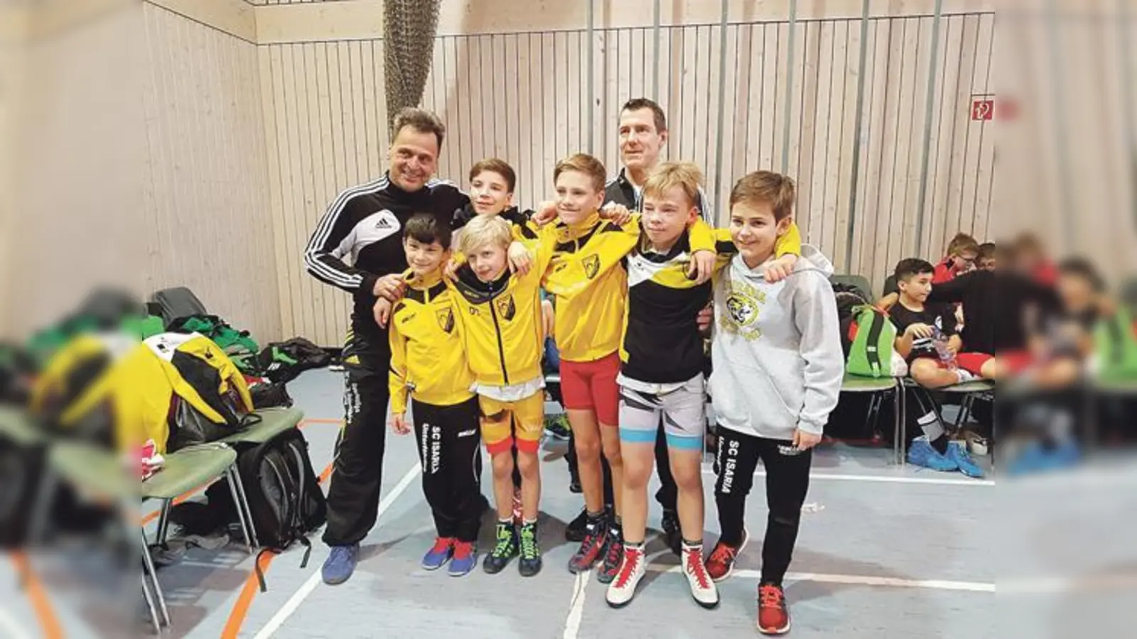 Die Trainer und ihre erfolgreichen Schützlinge (v. l.) Herbert Kreuzer, Raphael Minchev, Richard Buch, Dominic Thiel, Peter Chirikov, Trainer Stefan Hofstetter, Ole Hansen und Felix Kirchhoff. 	 (Foto: SC Isaria Unterföhring)
