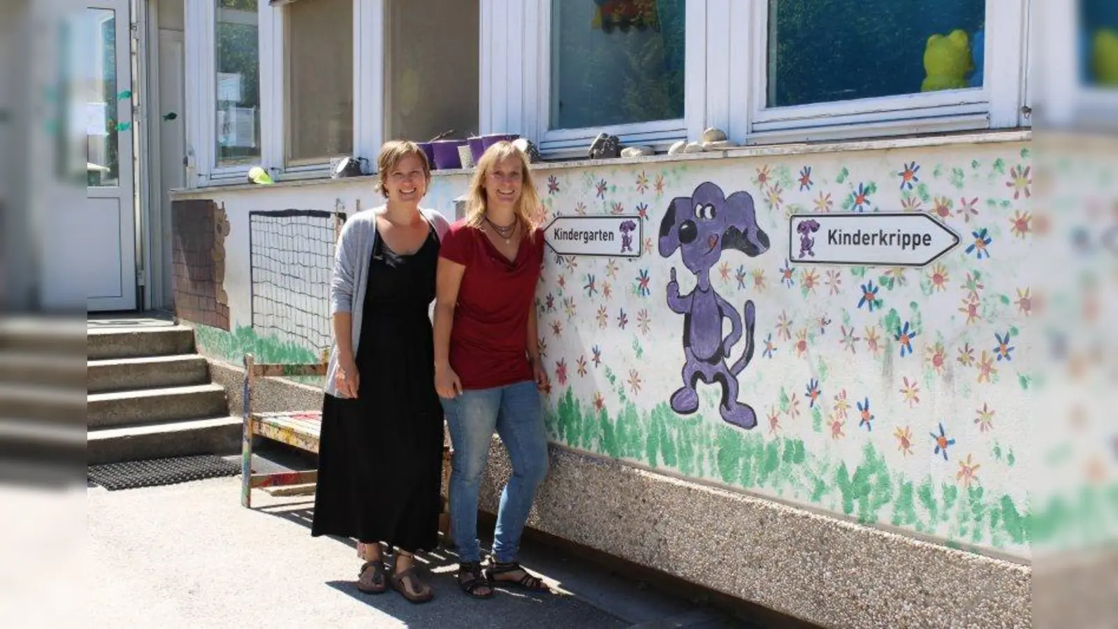 Die beiden „Lila Lupi”-Geschäftsführerinnen Laura Neumann (rechts) und Linda Bayerl vor ihrer Einrichtung in der Esmarchstraße 34. (Foto: sb)