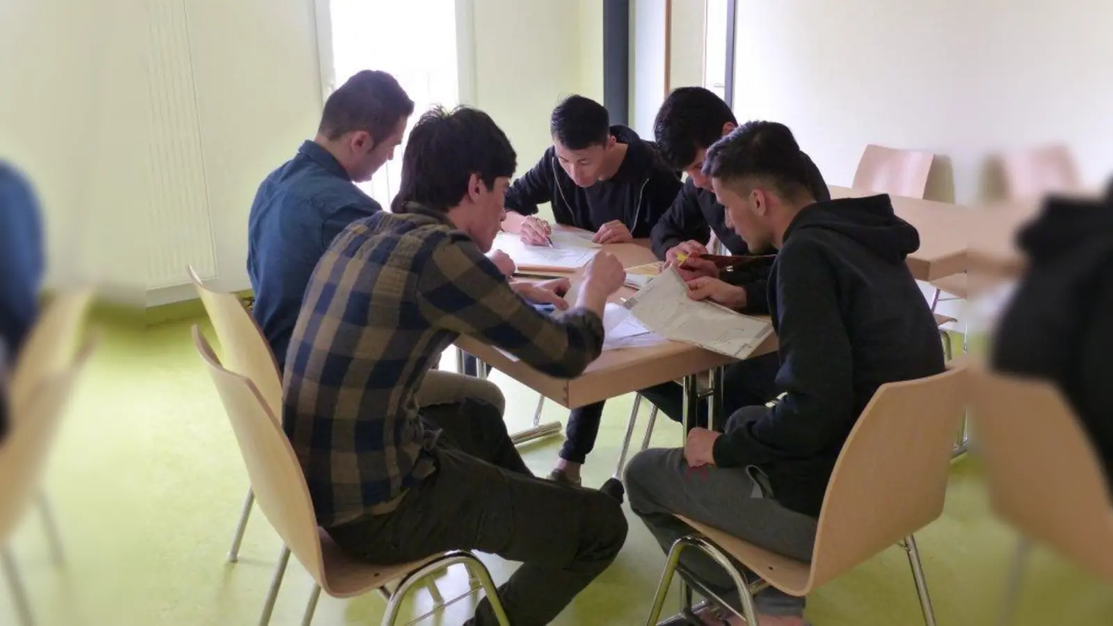 Flüchtlinge nutzen die Wartezeit und lernen Deutsch. Ermöglicht werden Deutschkurse durch die vielen Ehrenamtlichen, die sich im Helferkreis engagieren. (Foto: Helferkreis Flüchtlinge Willkommen PV Laim)