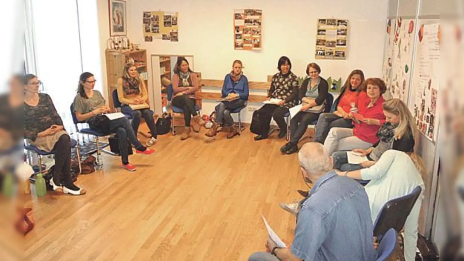 Der Seminarraum und die Teilnehmer der aktuellen Ausbildung zur Tagesmutter.  (Foto: AWO Neubiberg)