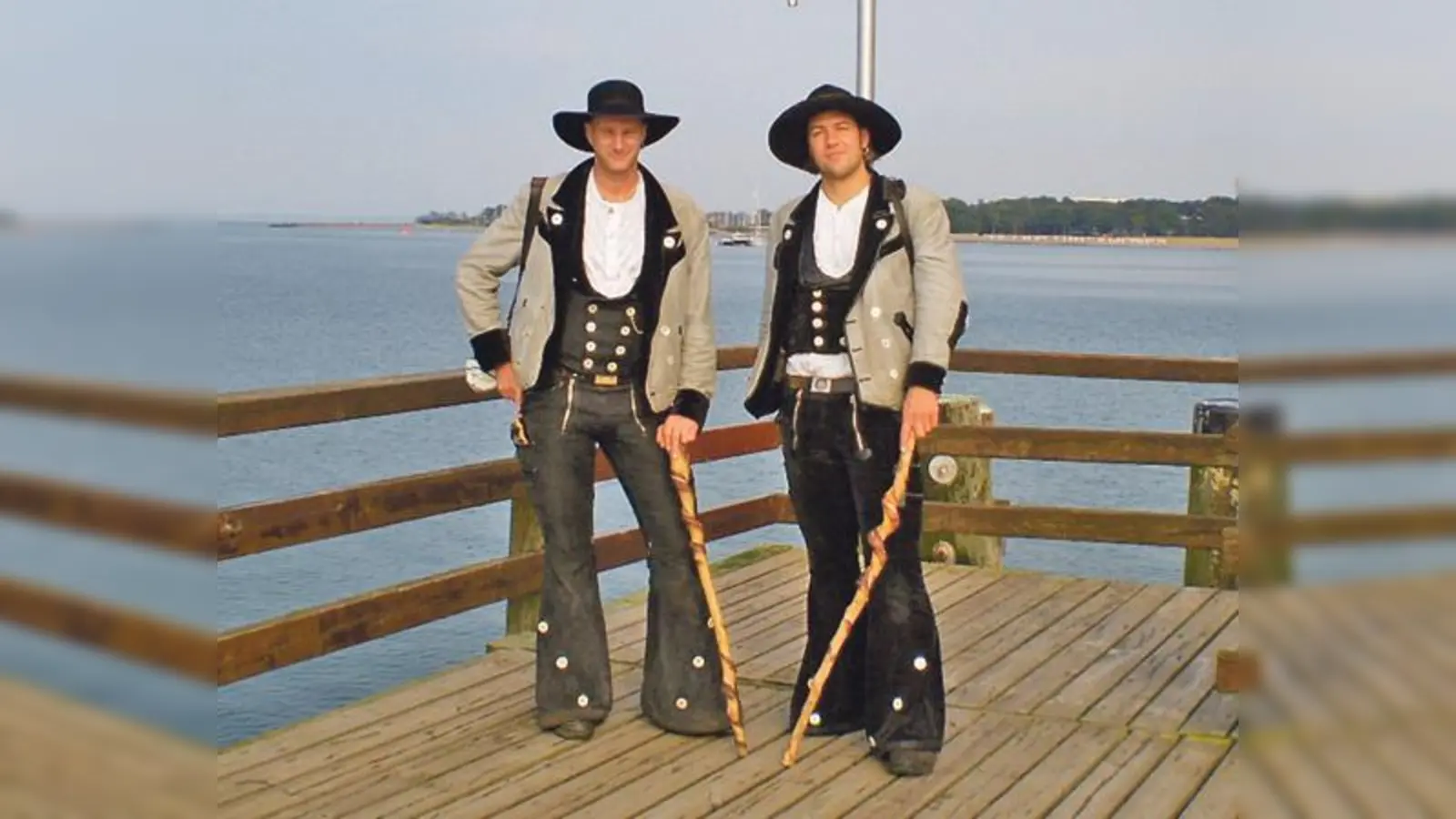 Ins Reisebuch der Freien Vogtländer kommen Stempel von Städten und Einrichtungen, die die Handwerker während ihrer Wanderschaft besuchen.  (Foto: ko)