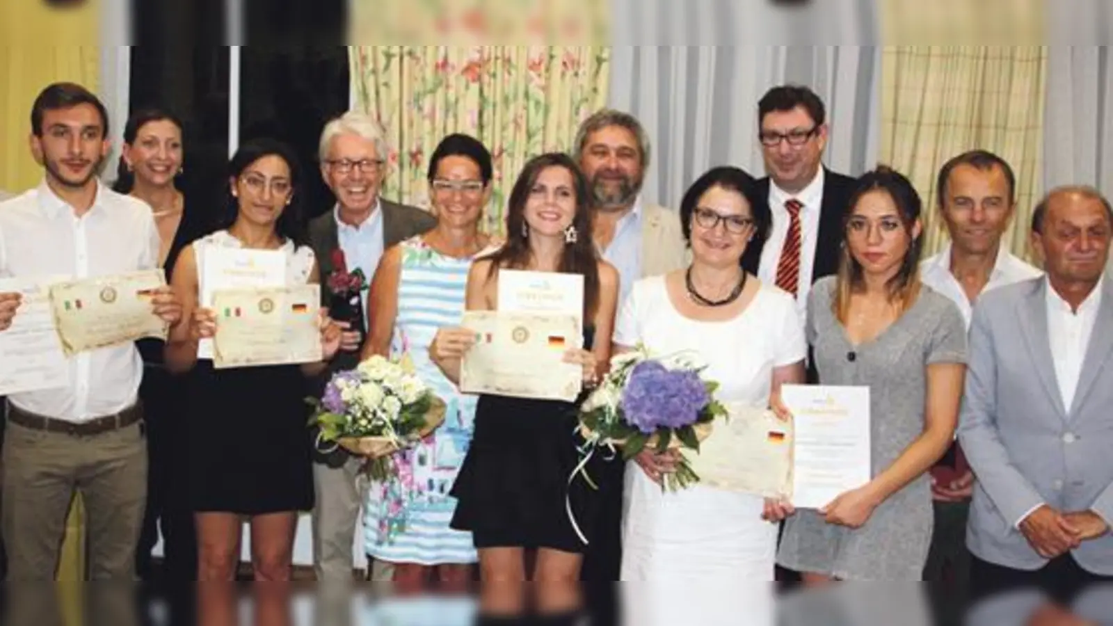 Mit den italienischen Azubis freuten sich neben den Vertreterinnen der Ausbildungsbetriebe Klaus Zäpfel, Heinrich Förster, Landrat Martin Bayerstorfer, Berufsschulleiter Dieter Link sowie Luigi Zangani vom Rotary Club Catiglione delle Stiviere.	 (F.: VA)