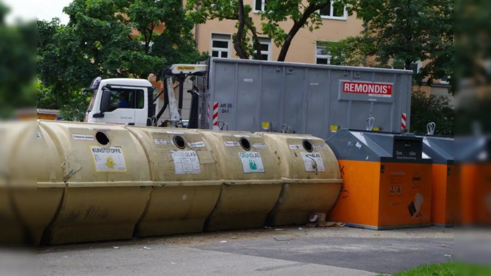 Die Firma Remondis leert die Container und kümmert sich um den Recycling-Müll. An wen aber muss man mit Beschwerden und Anliegen wenden, fragt sich der Bezirksausschuss Laim. (Foto: kö)