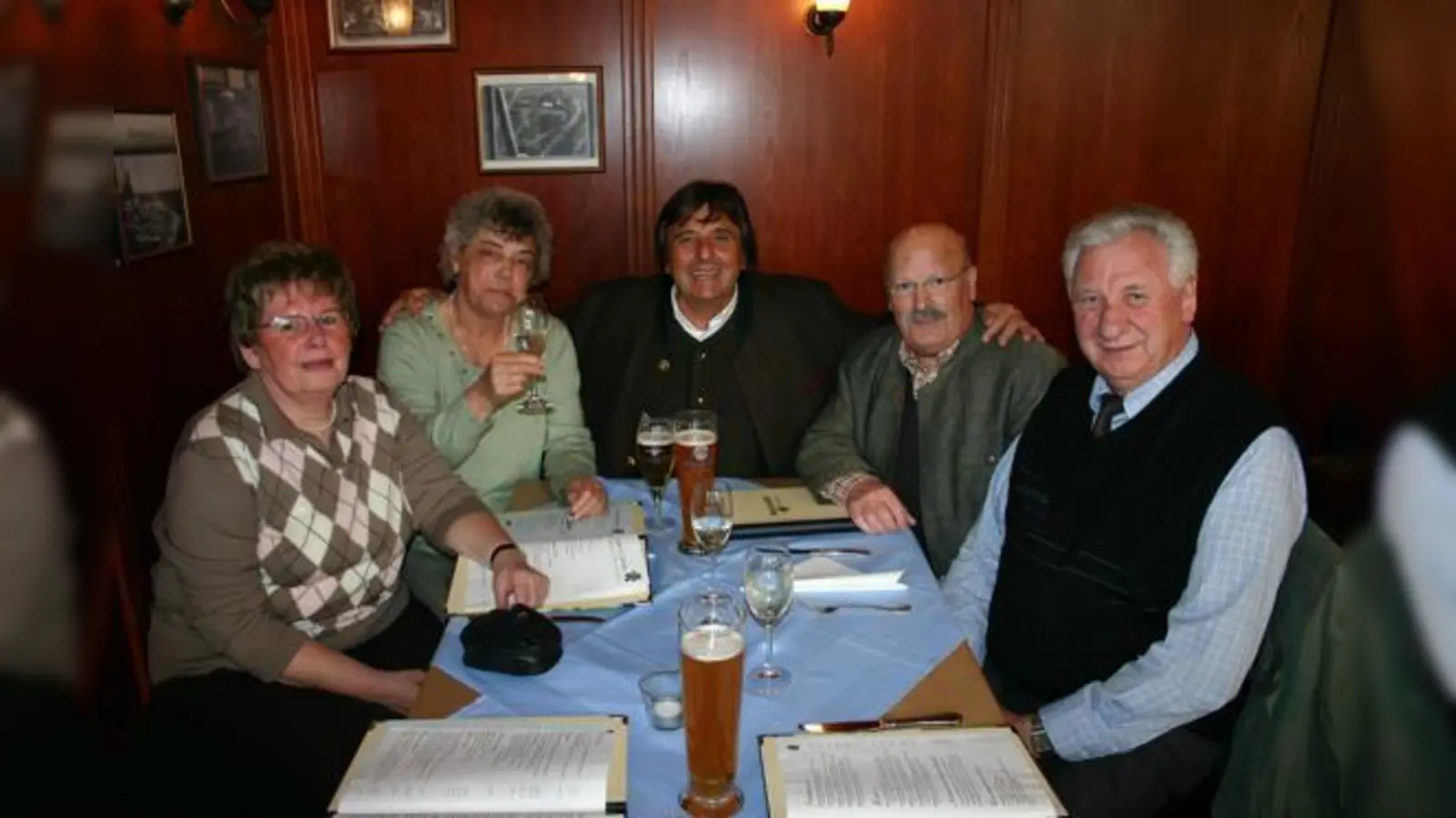 Peter Pongratz (Mi.) betreute seine Gäste Renate Zeps, Renate Weingärtner, Fritz Rieger und Paul Weingärtner höchstpersönlich (v.li.).  (Foto: sm)
