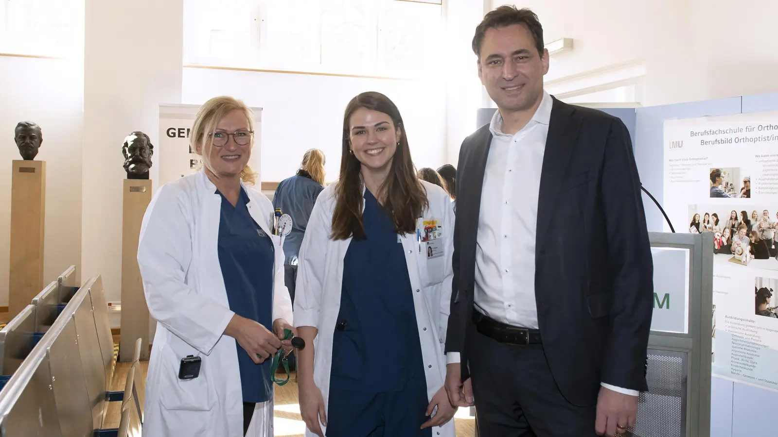 Tanja Hasselberg-Priebe, Ltd. Lehrorthoptistin und nichtärztliche Schulleiterin (links) und Lehrorthoptistin Eva Strauss mit Staatsminister Georg Eisenreich. (Foto: LMU Klinikum Pressestelle)