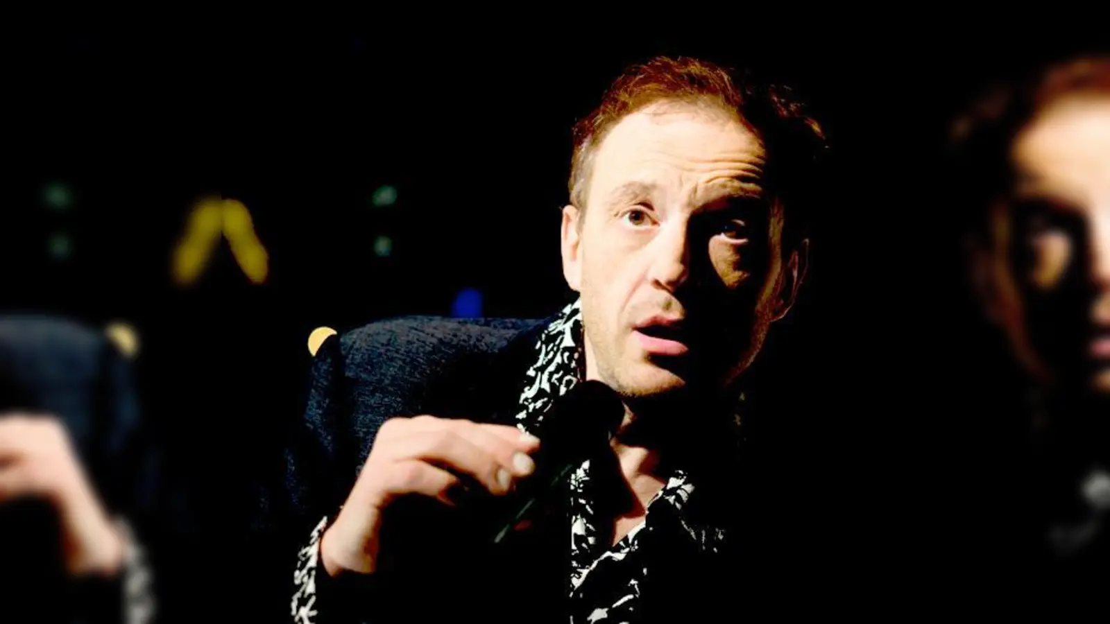In Hader spielt Hader singt der Wiener Kabarettist auch mal Lieder zwischen seinen bösen Nummern.  (Foto: VA)