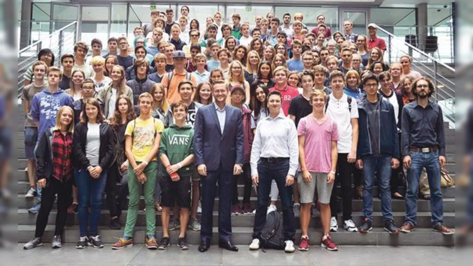 MdB Wolfgang Stefinger (vorne, Mitte) mit über 100 Schülern des MTG.	 (Foto: Büro Stefinger)