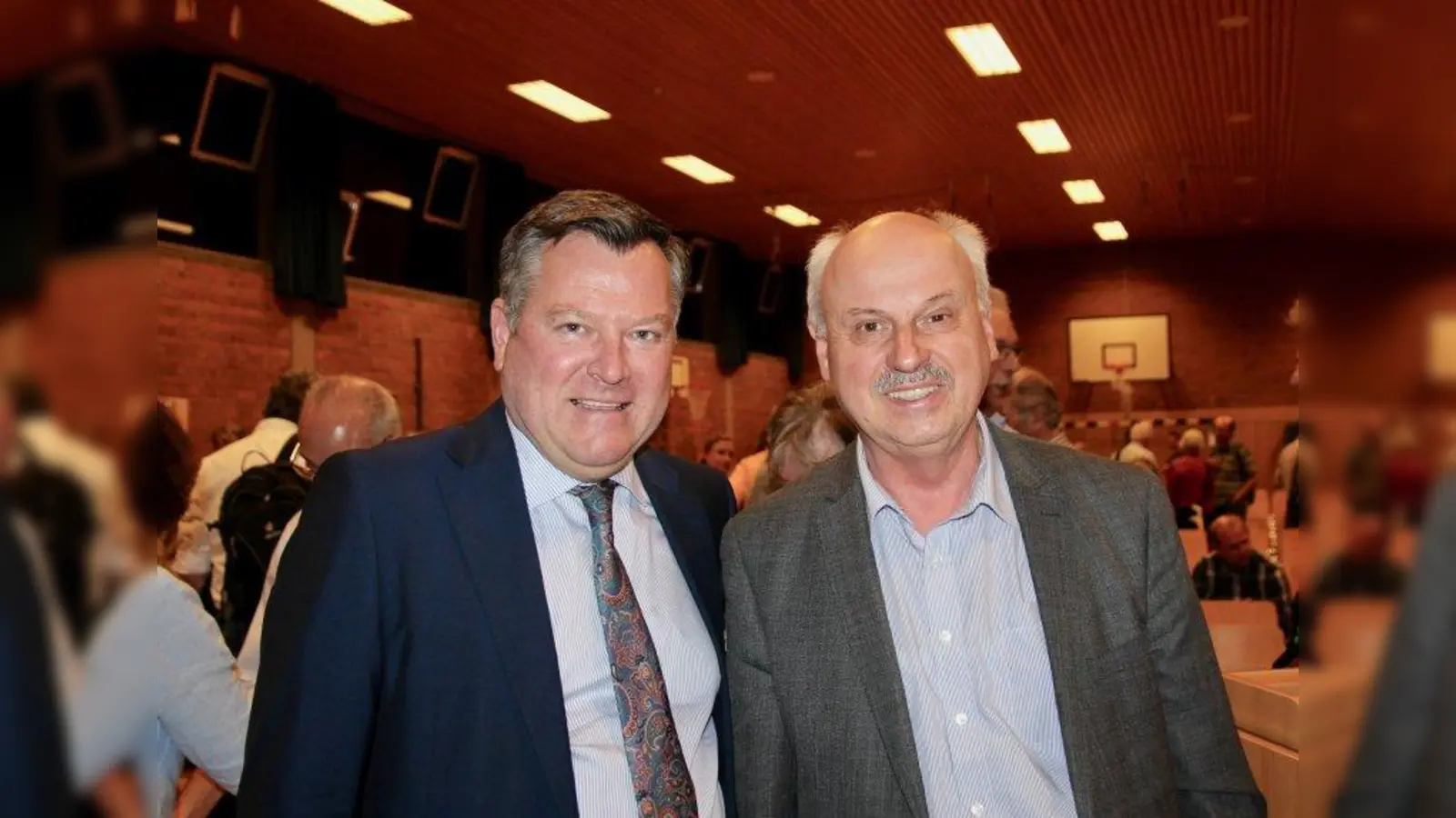 Zweiter Bürgermeister Josef Schmid (l.) war Versammlungsleiter und wurde vom Vorsitzenden des Bezirksausschusses 21, Romanus Scholz, begrüßt. (Foto: us)