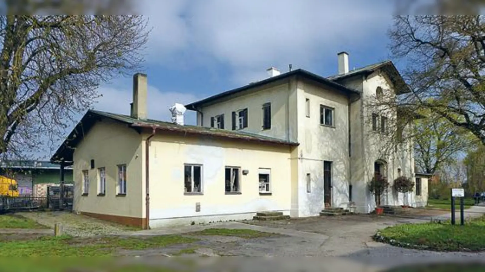 Es geht um die Zukunft des alten Bahnhofs in Oberschleißheim. Wer kommt für die notwendigen Kosten auf?  (Foto: Renardo la vulpo, Wikimedia Commons, CC0)