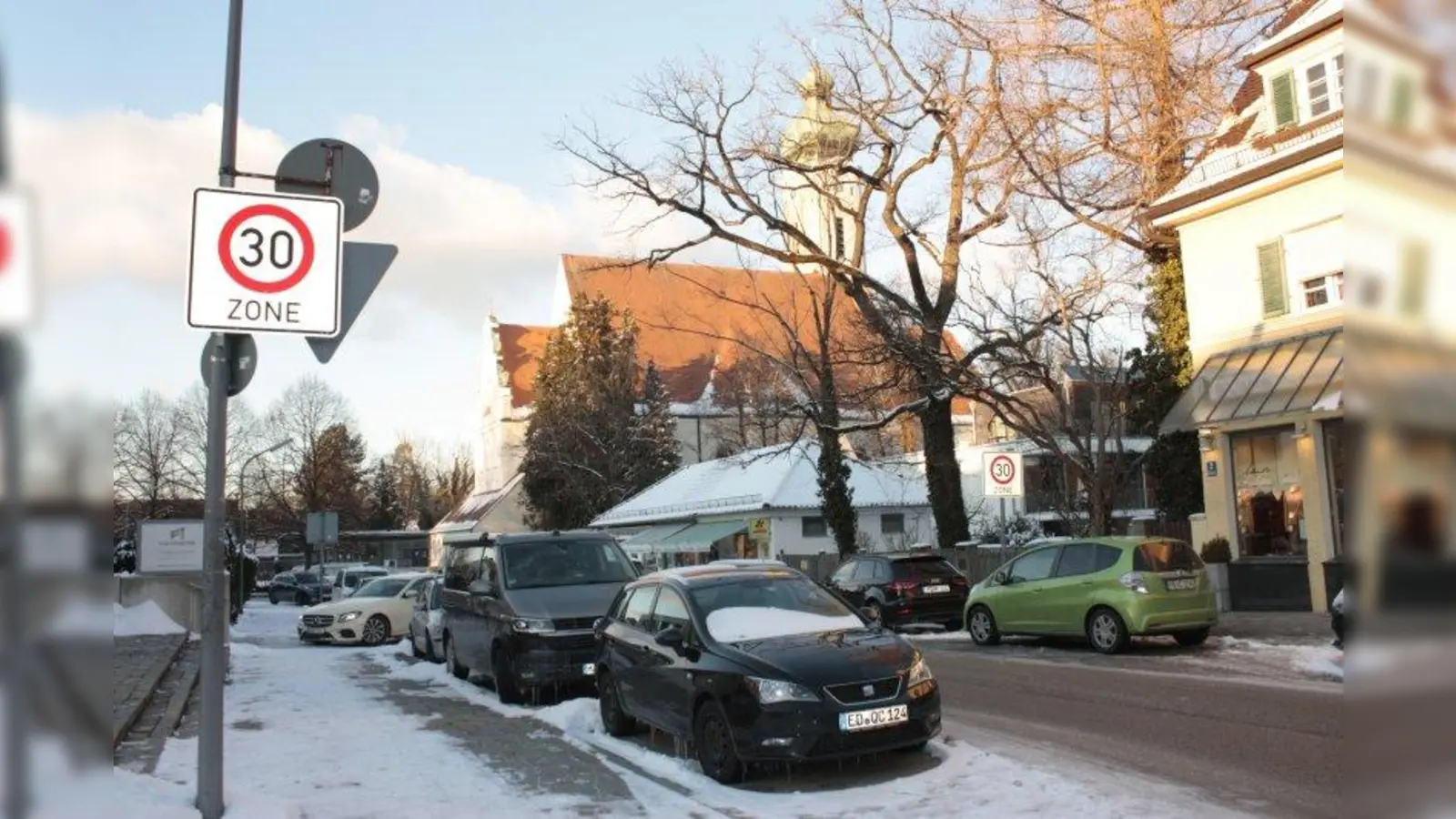 Die Grünbauerstraße (hinten St. Johann Baptist) bekommt keine Fahrbahnmarkierungen. (Foto: job)