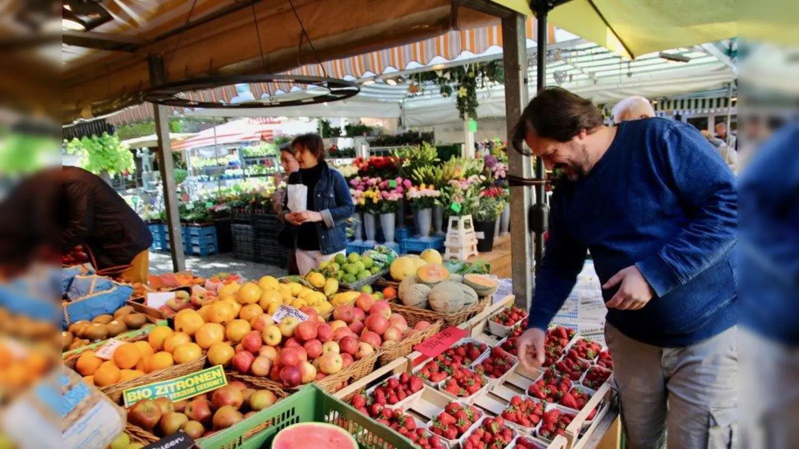 Blick auf die Stände: der Pasinger Viktualienmarkt ist beliebt. Auch während der Sanierung soll sein Betrieb aufrecht erhalten bleiben - ausgelagert auf den Paseo. (Foto: us)