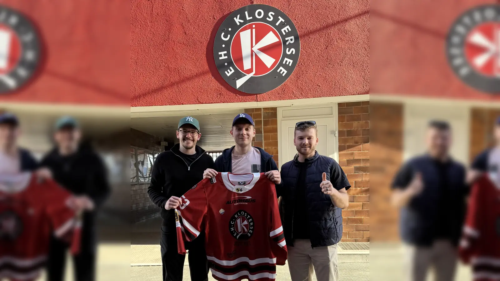 Der Sportliche Leiter Marc Kerndl, Neuzugang Liam Hätinen und Kapitän Vitus Gleixner vom EHC Klostersee freuen sich auf die neue Saison. (Foto: smg)