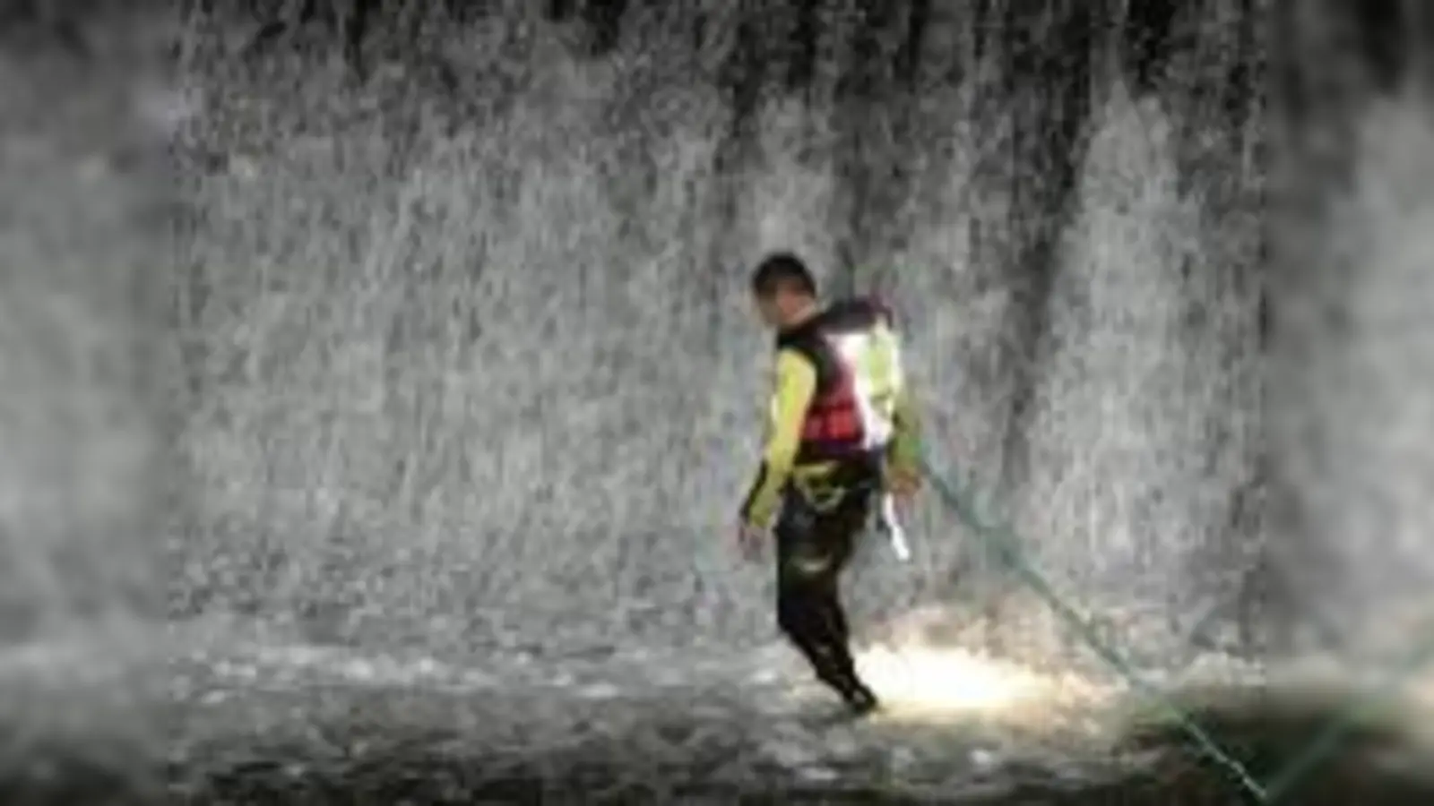 Feuerwehrtaucher am Eisbach.  (Foto: Feuerwehr)