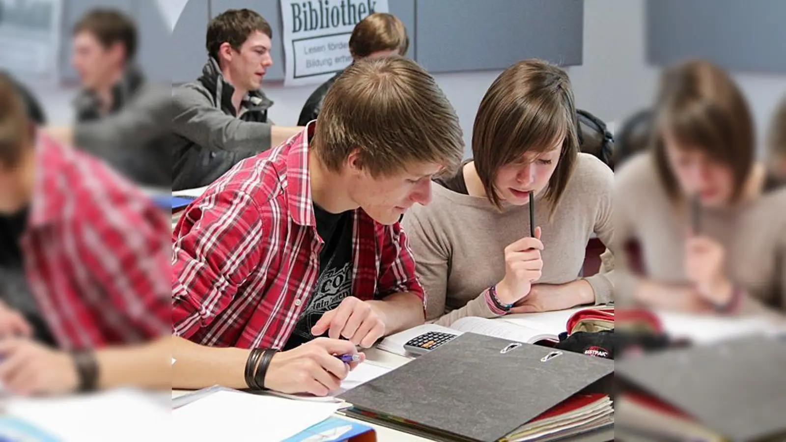 Schüler einer BOS-Klasse bereiten sich in der letzten Schulwoche auf die Abschlussprüfungen vor.  (Foto: Jan Mätzler)
