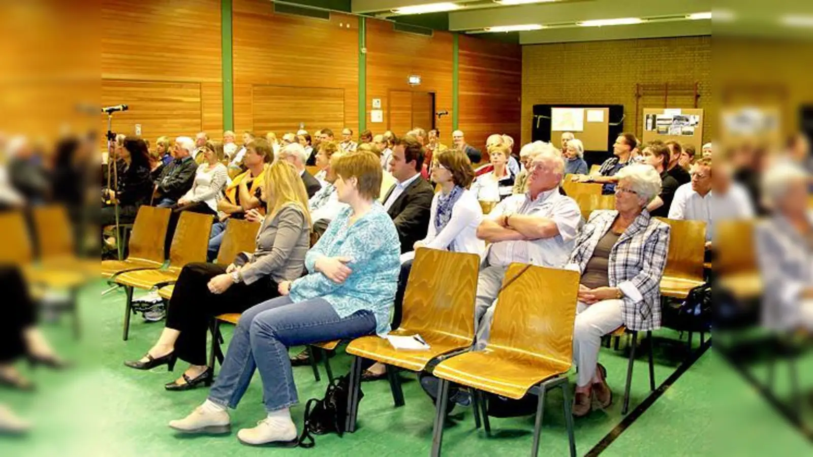 Knapp 50 Poinger kamen zur Bürgerversammlung, um sich von Bürgermeister Albert Hingerl informieren zu lassen.	 (Foto: cs)