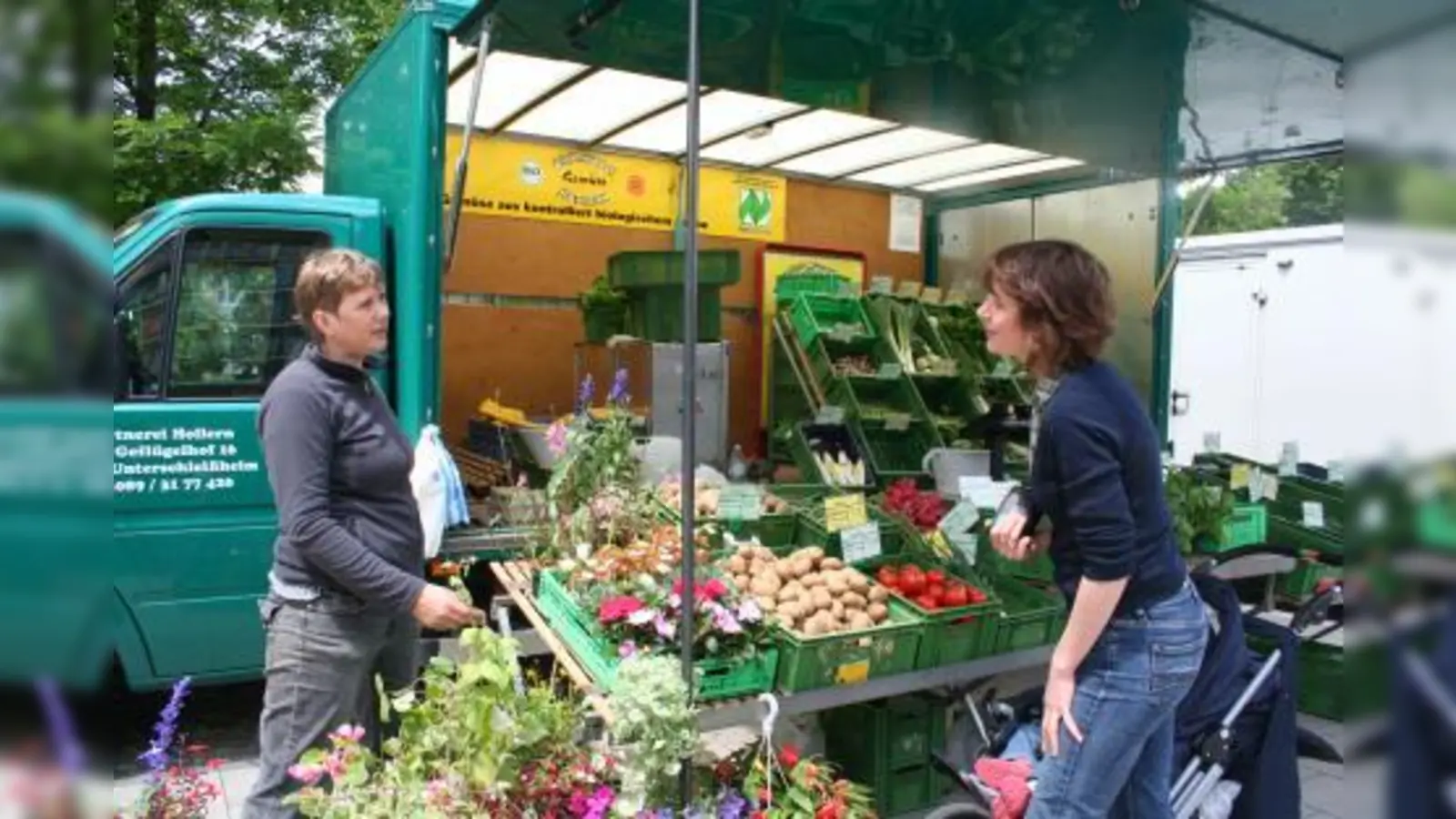 Claudia Wilkner (links) von der Bio-Gärtnerei Hollern berät Kathrin Flinspach. Die Stammkundin schätzt das „Superangebot” aus eigenem Anbau und die freundliche Bedienung. (Foto: tg)