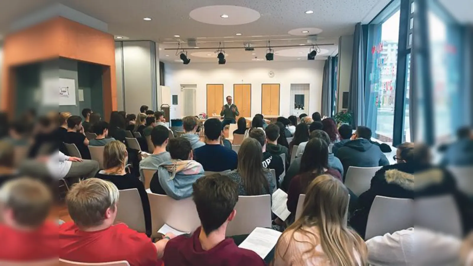 Reger Austausch zwischen MdL Rinderspacher und den Schülern der Wilhelm-Röntgen-Realschule. 	 (F.: oh)