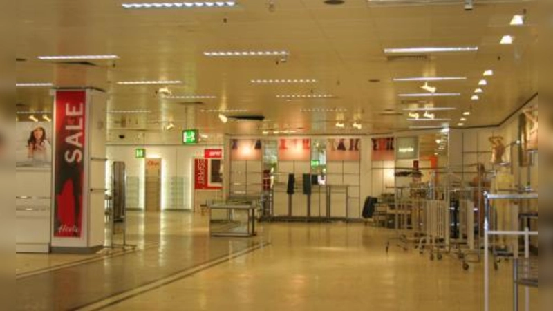 Samstag, 8. August, 16 Uhr: Die Räume von Hertie sind gähnend leer. Bis auf zwei bis drei Prozent, so Geschäftsleiter Günter Dechant, sei alles verkauft worden. (Foto: tg)