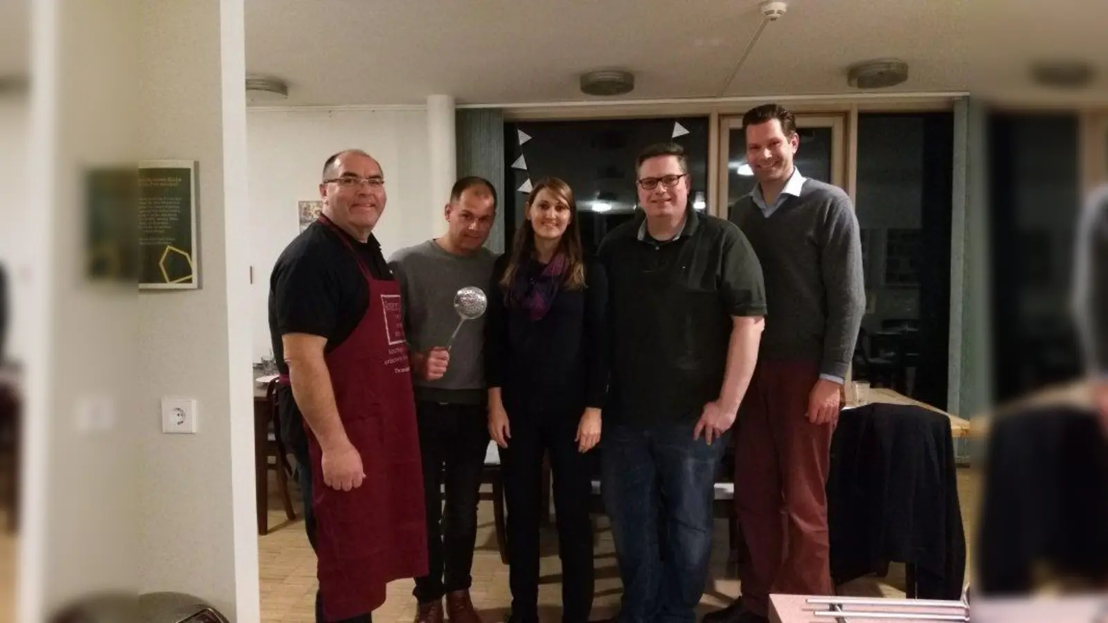 Von links: Thomas Auras Senior und Sohn Thomas Auras Junior, Dèsirèè Krapp, Peter Schürger und Michan Reiners haben für die Familien gekocht, die derzeit im Ronald McDonald Haus in Großhadern leben. (Foto: Sandra Fischer)