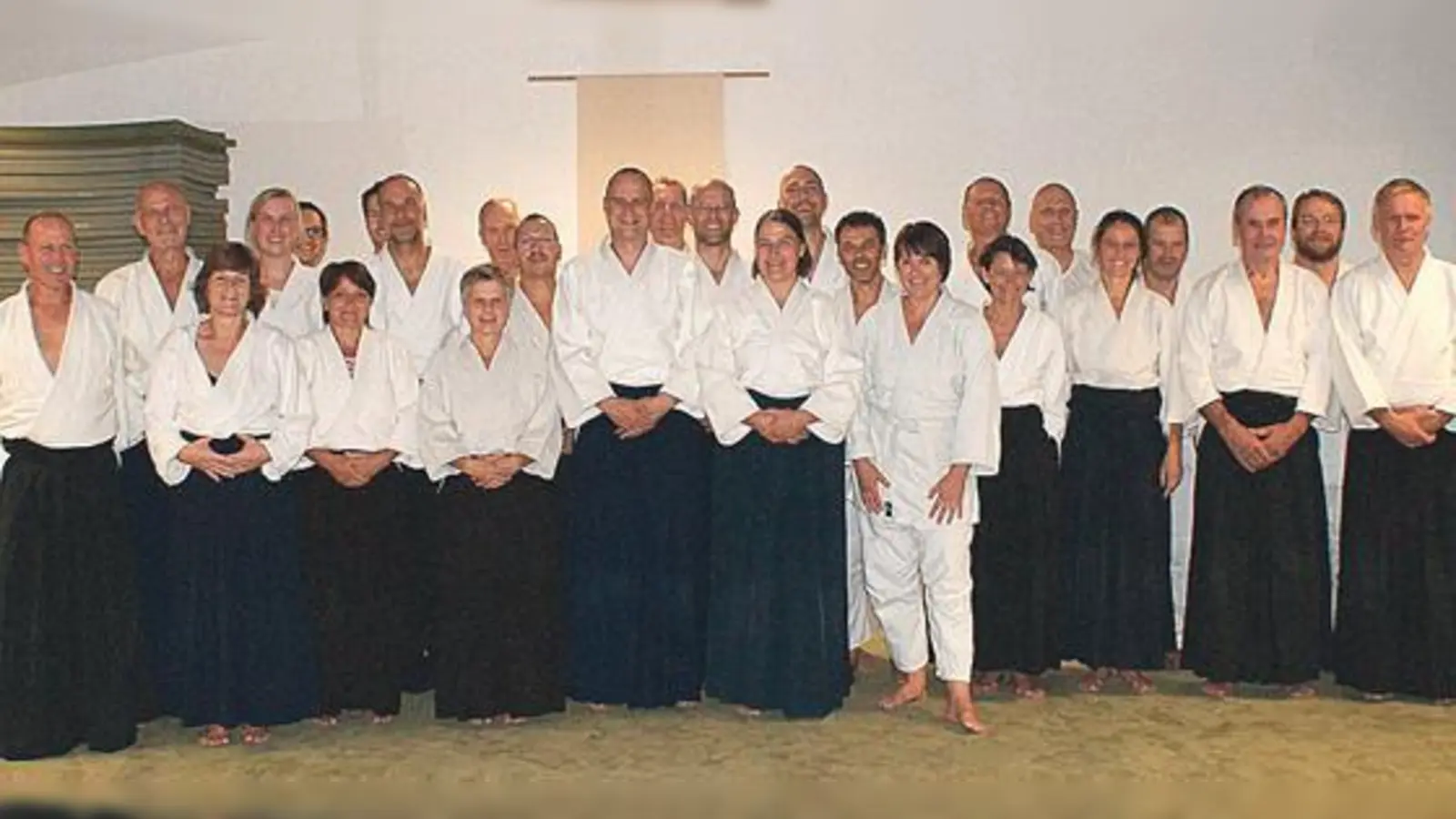 Seit 20 Jahren besteht nun die Aikido-Gruppe beim TuS Holzkirchen. Das muss gefeiert werden.	 (Foto: VA)