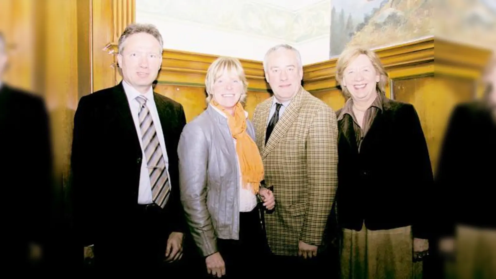 Beim Bildungsgipfel in Siegertsbrunn (v. r.): Landrätin Johanna Rumschöttel, Kultusminister Dr. Ludwig Spaenle, Bürgermeisterin Ursula Mayer und CSU-Ortsvorsitzender Roland Spingler.   (Foto: Schwarz-Mehrens)