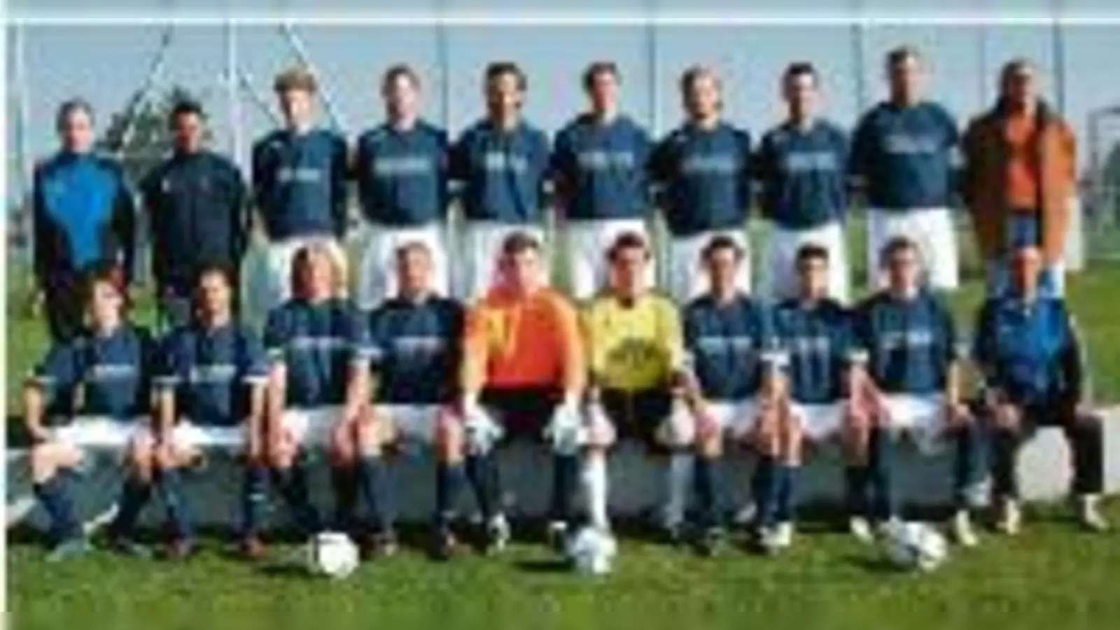 Das Überraschungsteam: Vom Verletzungspech geplagt rechnete die SpVgg Feldmoching schon mit Abstiegskampf und Kellerduellen. Jetzt finden sich die Jungs um Trainer Franz Gottwald  überraschend im Tabellenmittelfeld wieder.  (Foto: Verein)