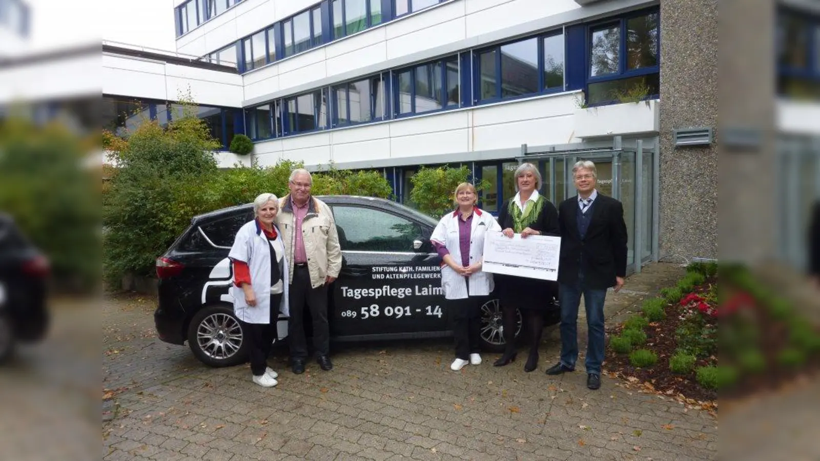 Ein neues Auto für die Tagespflege der Stiftung Katholisches Familien- und Altenpflegewerk. Christiane Wabnitz (2.v.r.), Leiterin der Tagespflege, freut sich besonders, dass der Ford schwarz ist: „So wie früher auch die Taxis ausgesehen haben.” (Foto: pi)