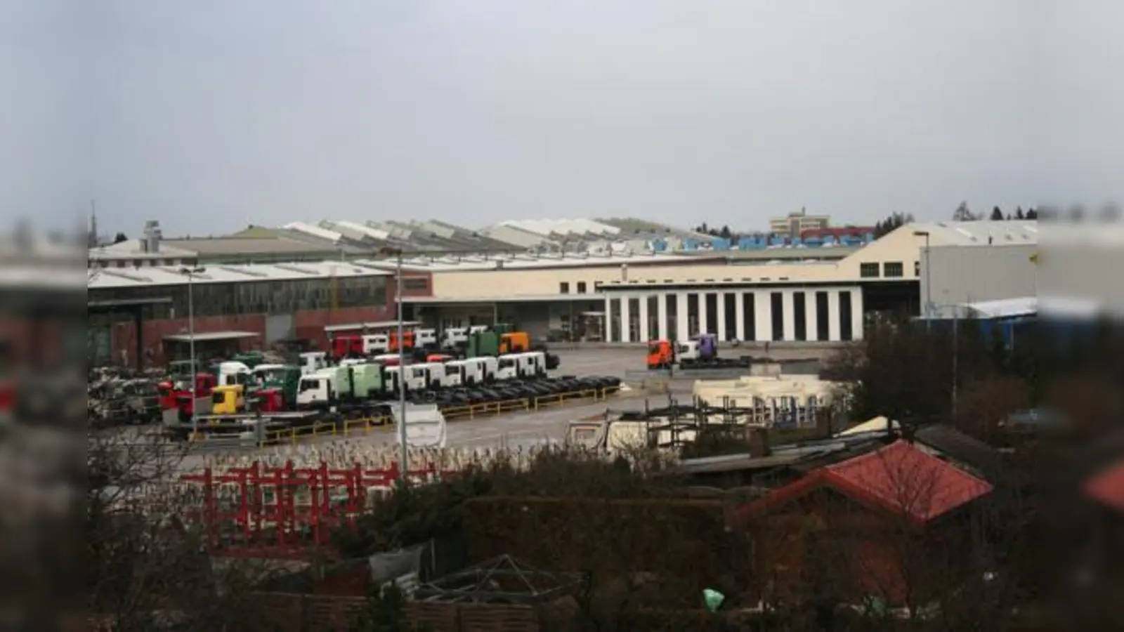 Auf dem Meiller-Gelände soll die Produktion auf den Südteil an der Allacher Straße konzentriert werden. Auf dem restlichen Teil des Industrieareals ist ein Wohngebiet mit 550 Einheiten vorgesehen, keine Bürobauten mehr.	 (Foto: ws)