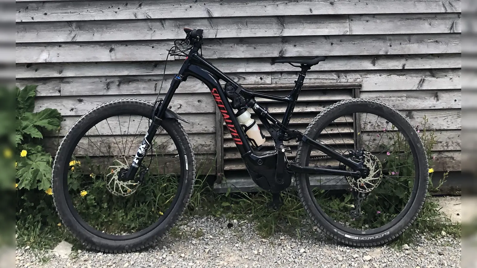 Dieses E-Bike wurde aus einem Keller gestohlen. Die Polizei sucht nach Zeugen. (Foto: Polizei München)