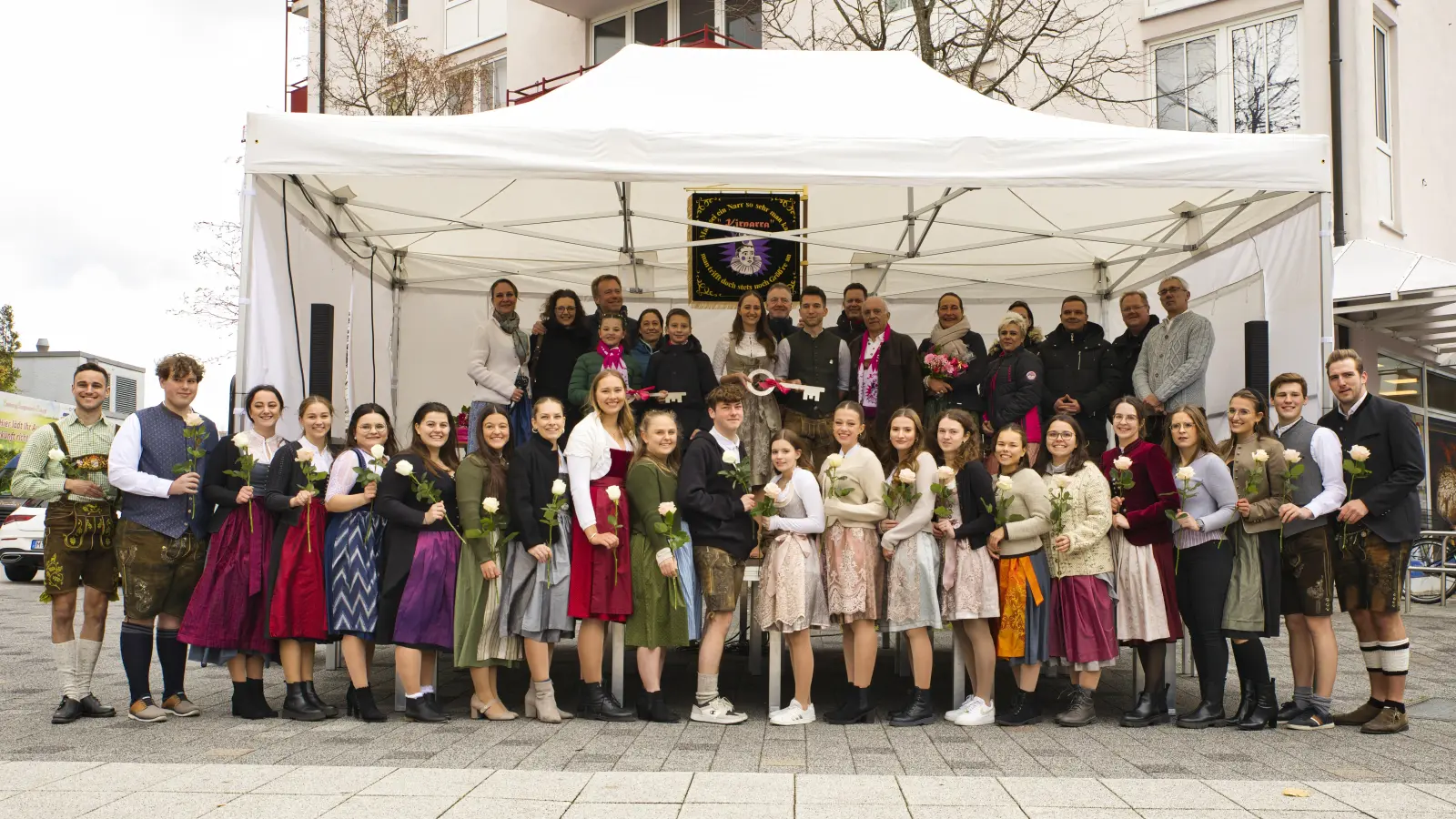 Prinzenpaare und Garden der Kirnarra präsentieren sich beim Faschingsauftakt im REZ. (Foto: Kirnarra)