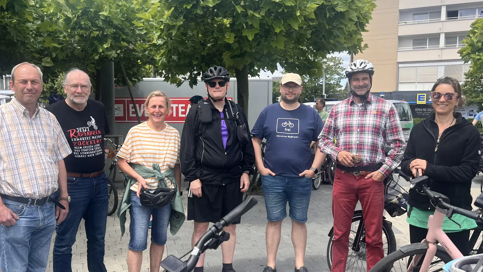 Eine Teilnehmergruppe des Ortsverbands Germering von Bündnis 90/Die Grünen, die bei der Radsternfahrt dabei war. (Foto: Bündnis 90/Die Grünen)