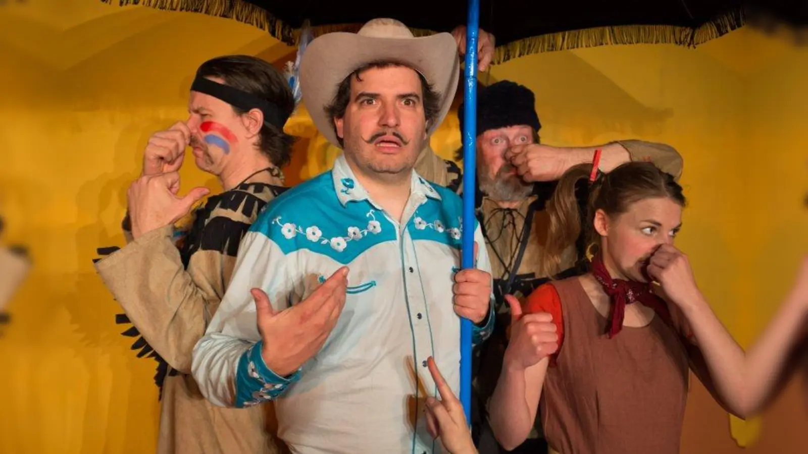 Sonny der Revolverheld hat alle unter seinen Riesensonnenschirm gejagt. Da ist guter Rat teuer. (Foto: © Kindertheater im Fraunhofer)