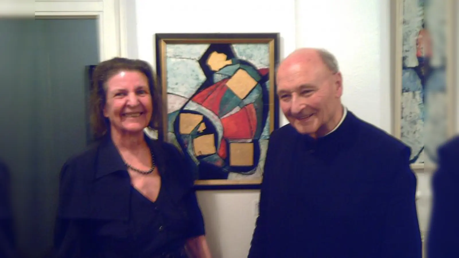 Dr. Odilo Lechner OSB mit Michi Schmucker vor einem ihrer Werke (Foto: Matthias Schüßler)