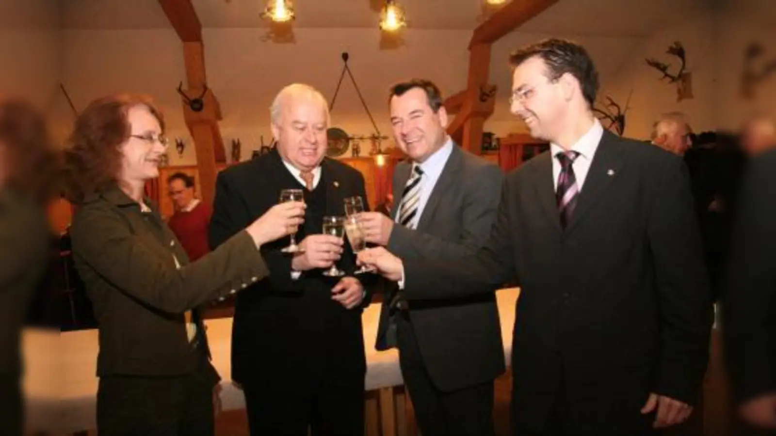 Maria Osterhuber-Völkl, Josef Schmid und Sven Wackermann (v.l.) stoßen auf den 60sten Geburtstag von Altstadtrat Thomas Schmatz (2.v.l.) an. (Foto: US)